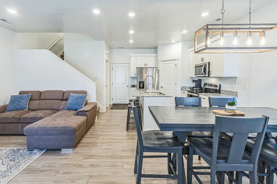 Dining/kitchen
