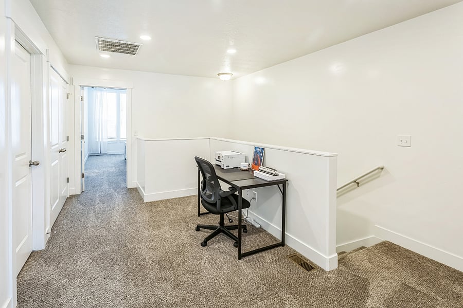 Upper level loft w/desk