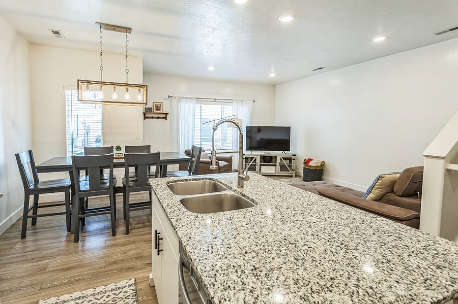 Kitchen/dining/living room