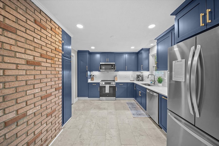 Kitchen with all new appliances, cabinets and quartz countertops