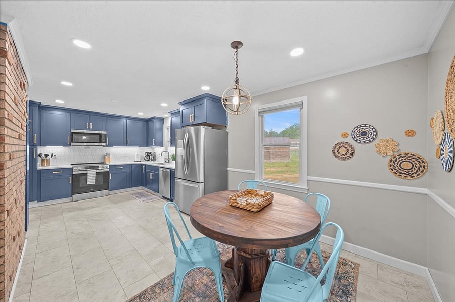 Eat-in kitchen