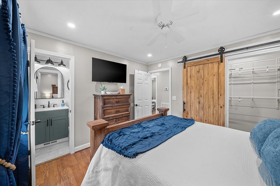 Master bedroom with Queen bed