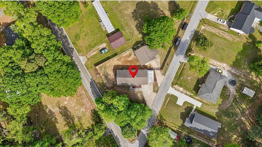 Detached garage is not included in lease