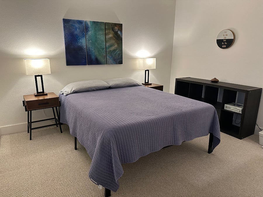 Available bedroom for rent with pool view