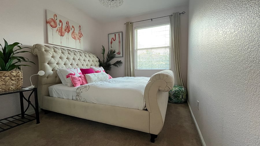Bedroom w/ Queen size bed