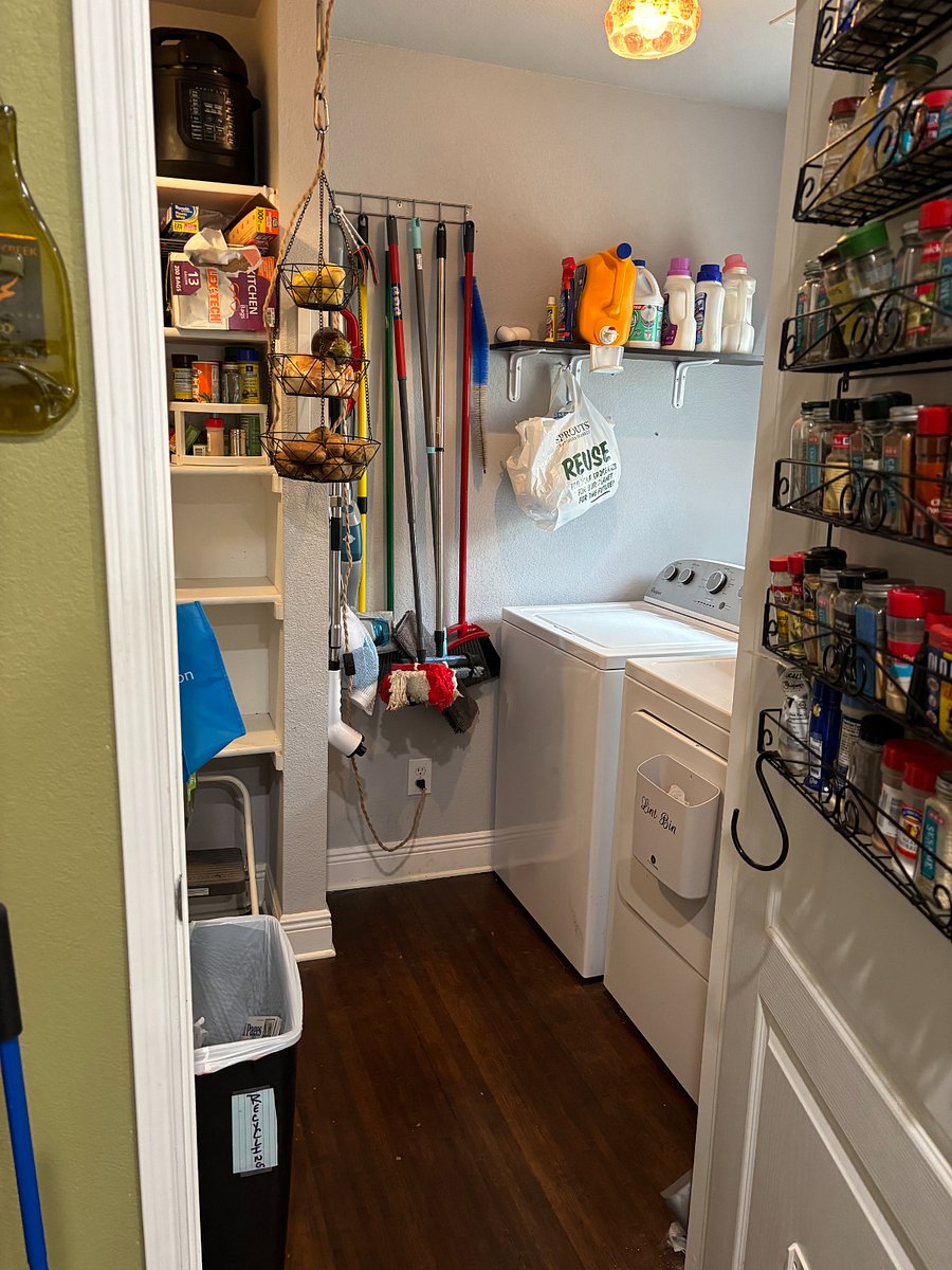 Walk-in pantry w/ washer & dryer