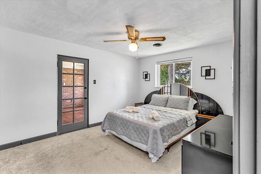 Queen Bed, Access to sun room