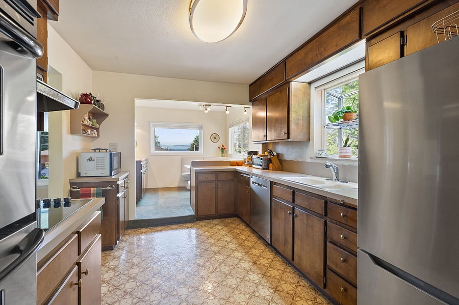 Kitchen facing west. New fridge, double oven, microwave, and many other kitchen amenties