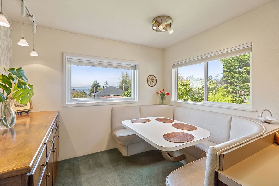 Off-kitchen dinette