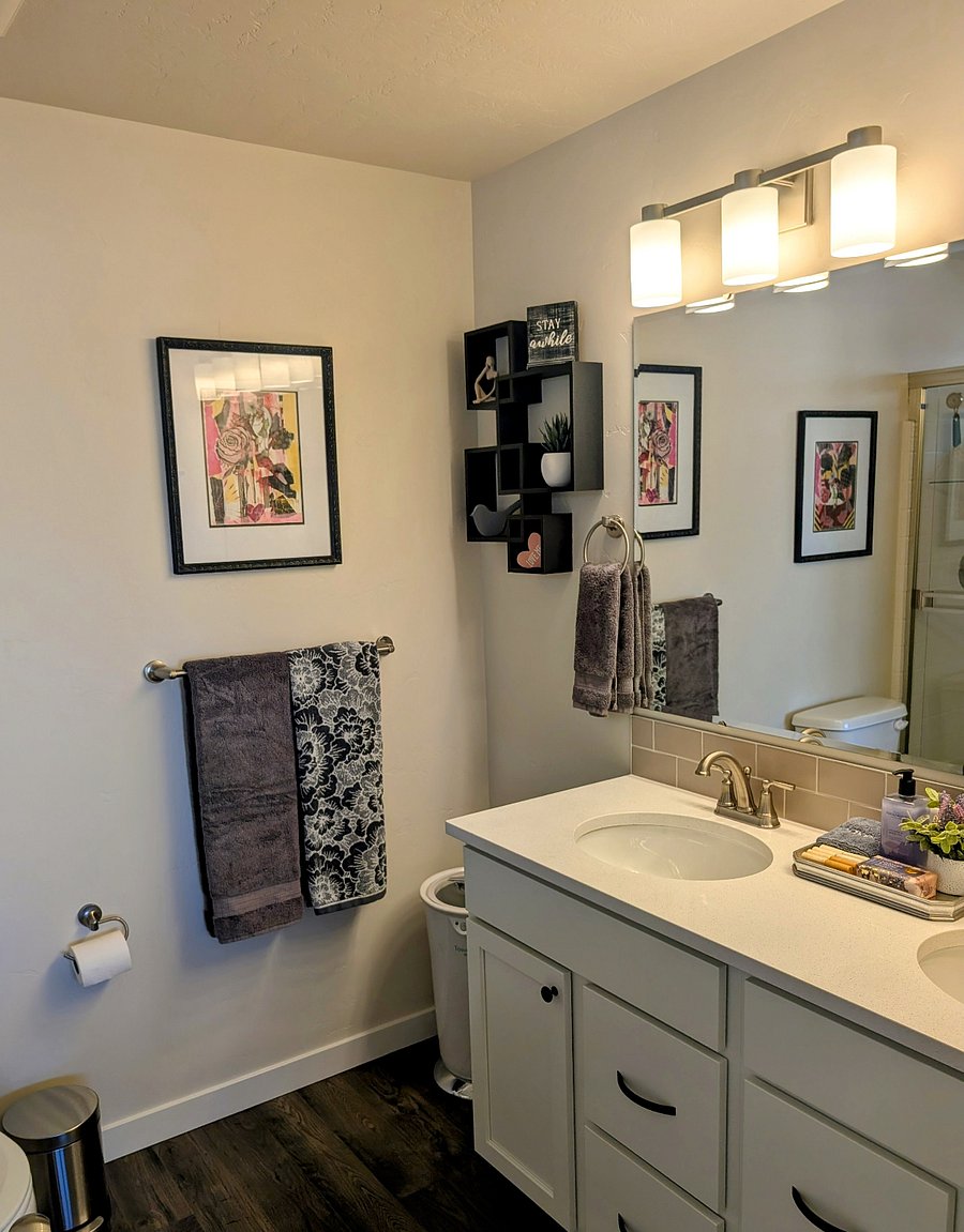 Primary bedroom private bathroom