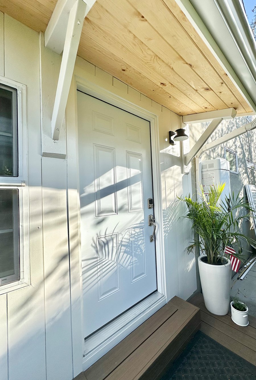 Entrance with smart lock, keyless