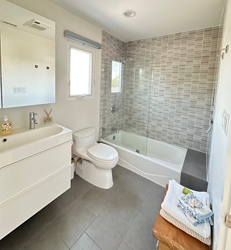 Spacious bathroom with tub