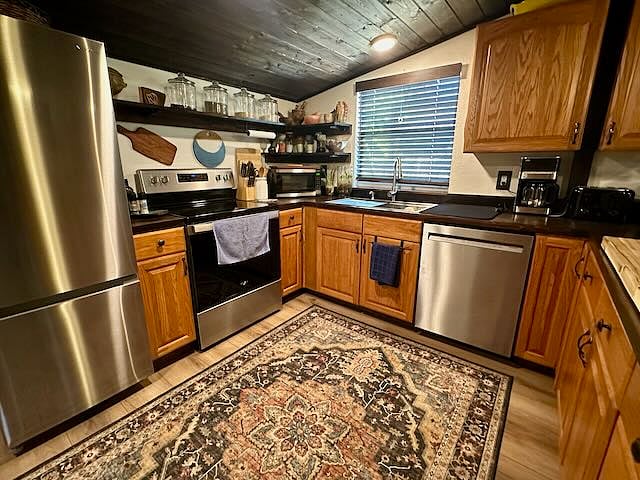 Full kitchen.