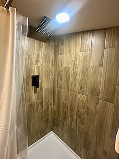 Roomy shower with rainshower head