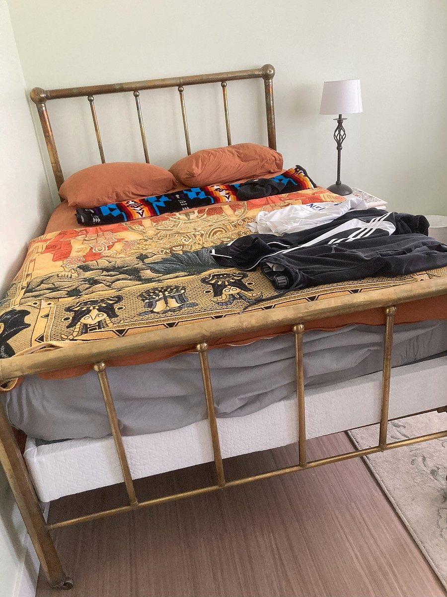 Green bedroom--138 sq ft, $1100 / month