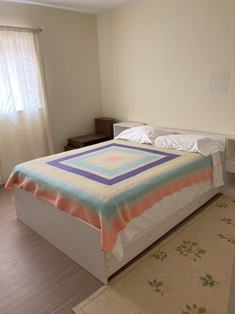 Yellow bedroom--138 sq ft, $1100 / month