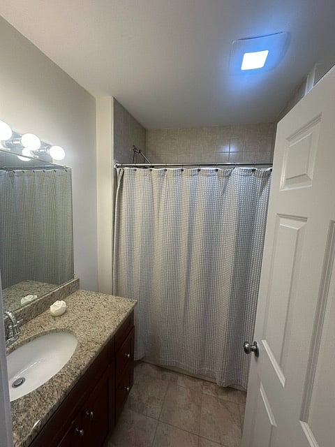 Full Bathroom attached to hallway to bedrooms (for 2nd bedroom)