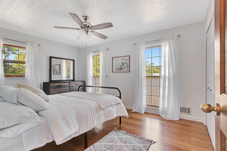 2nd bedroom, queen size bed