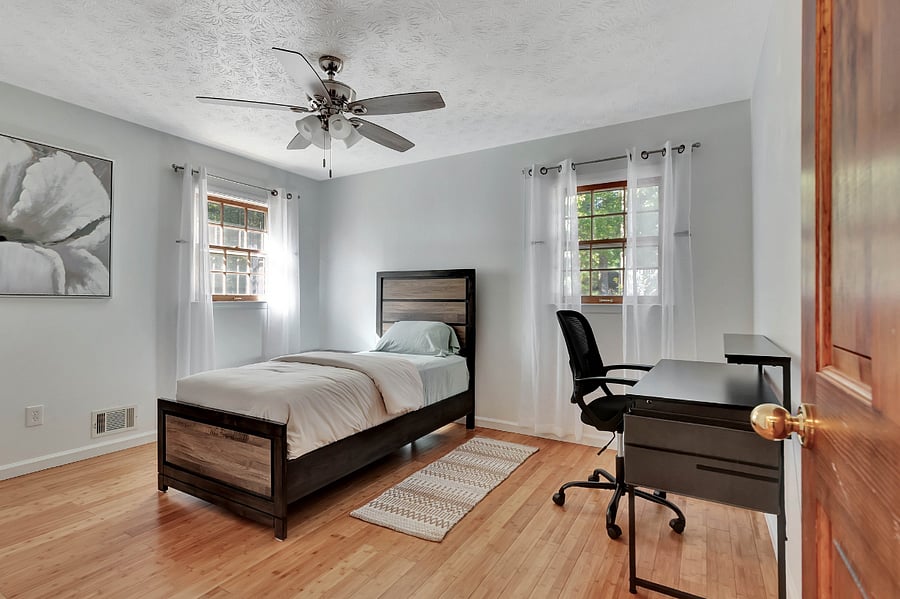 3rd bedroom, twin size bed and work space
