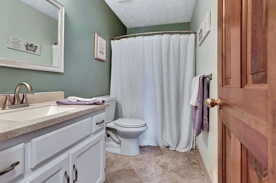 2nd bathroom with tub/shower