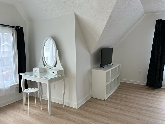 Vanity or computer desk, ou pick! Dresser, TV
