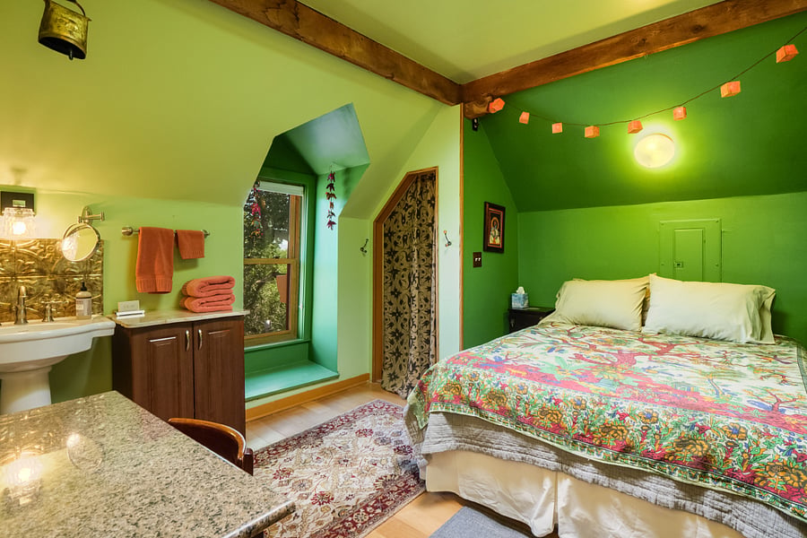 Bedroom 2 - Queen Bed