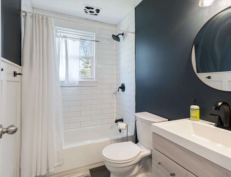 Full Bath: Shower/tub combo