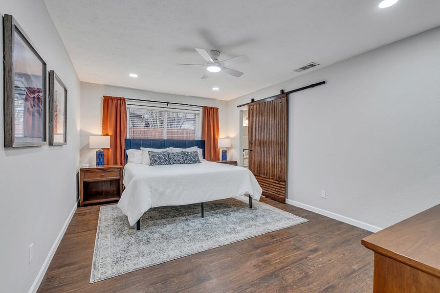 Master Bedroom - King Bed, Dresser, En Suite bathroom