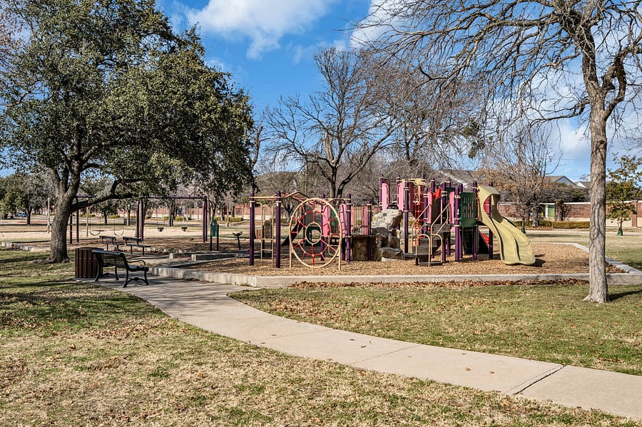 Neighborhood park that is 2 blocks away