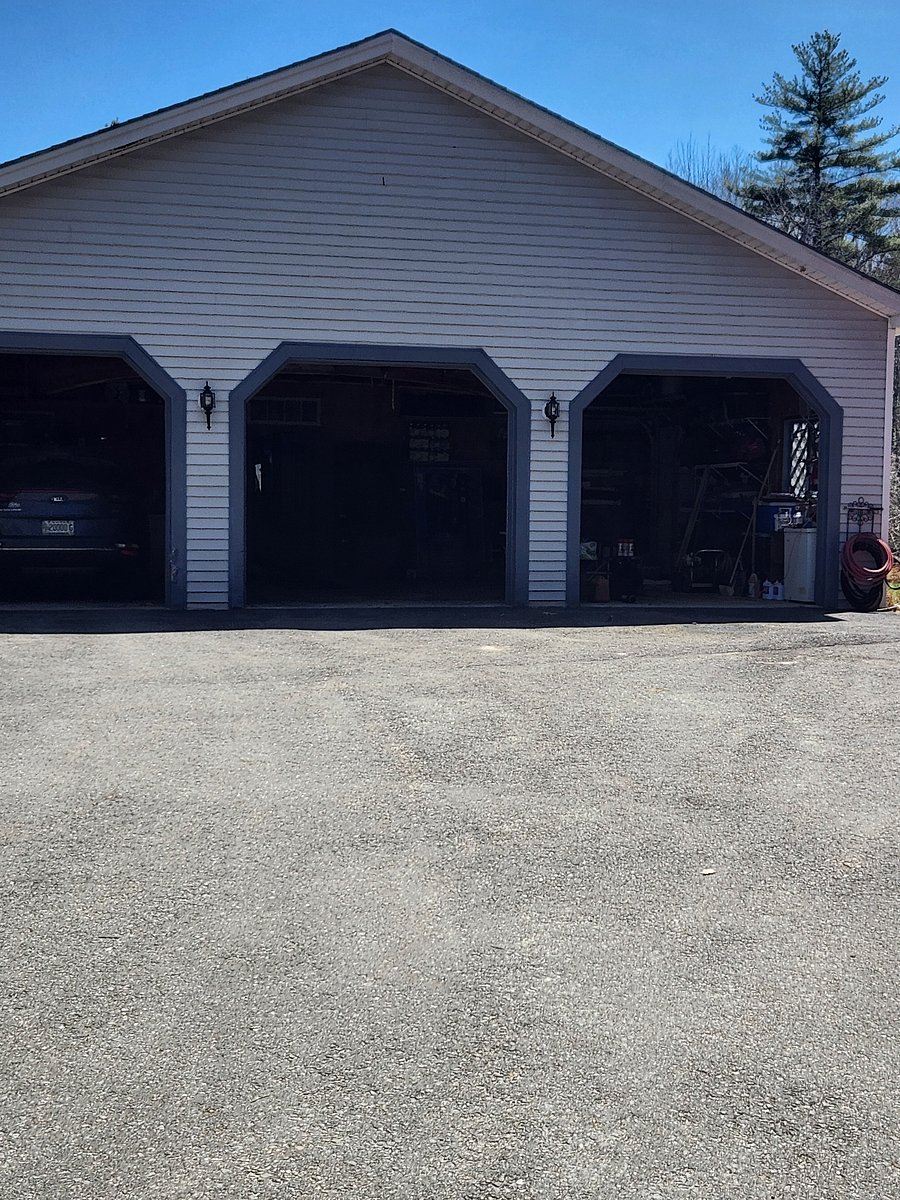 Middle bay parking and main entrance to apartment.