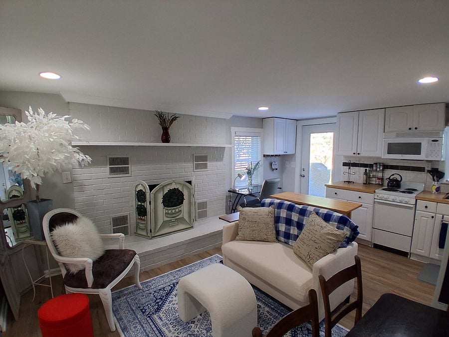 Comfortable & well appointed efficiency apartment. Quiet and peaceful!
