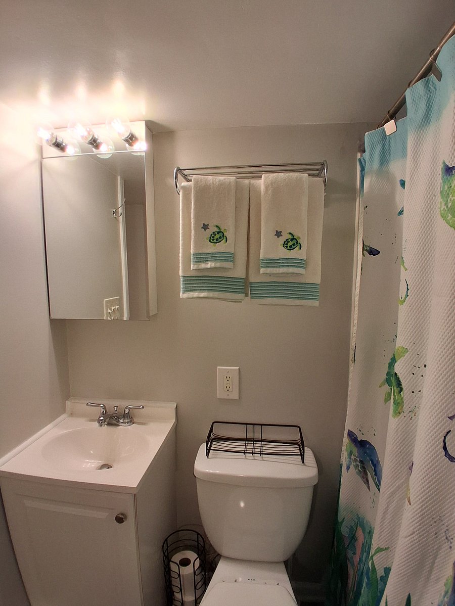 Towels provided. (Additional bath linens also provided)
