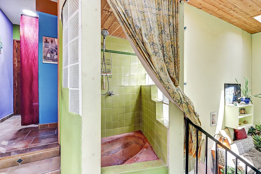 The shower is creative! Step down into the tub and let the water run
