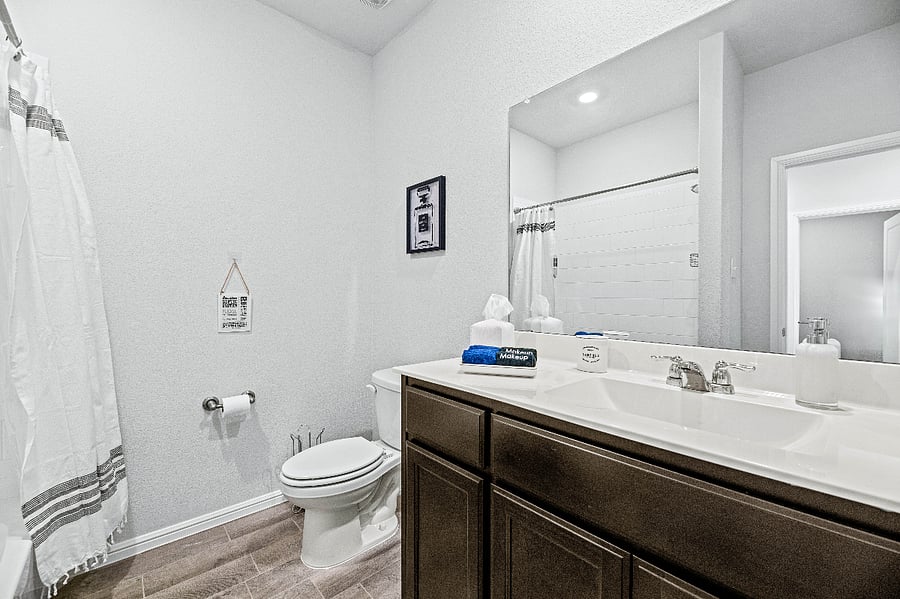 Full Bathroom 2
