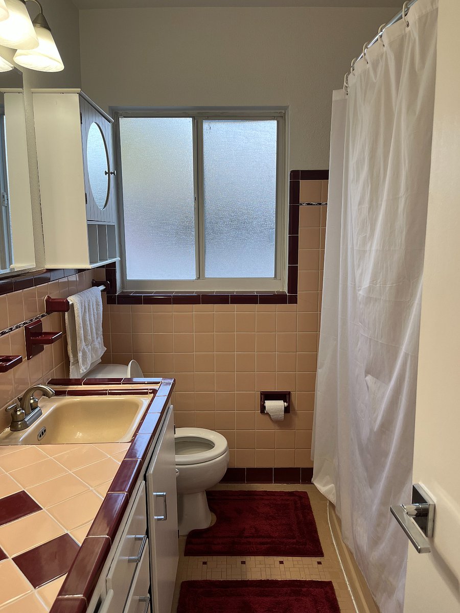 Bathroom
Shower with bathtub
Toilet with bidet