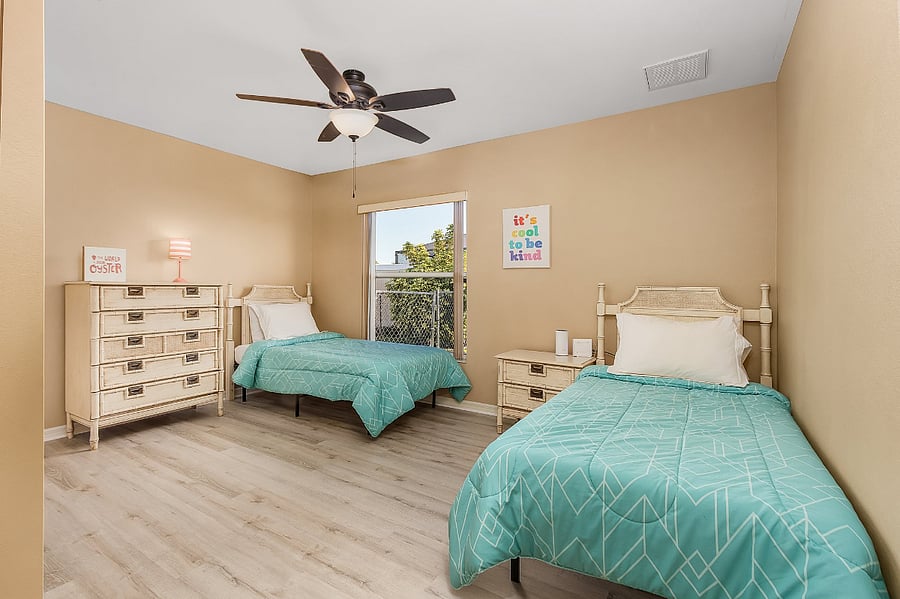 Bedroom 4 with two twin beds