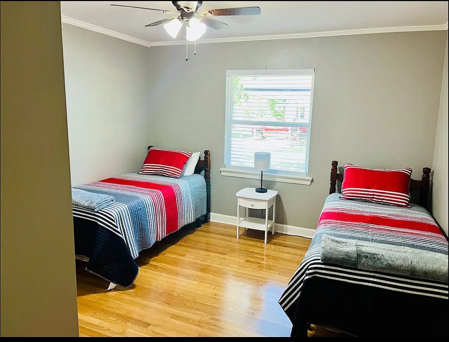 Bedroom with 2 single beds.