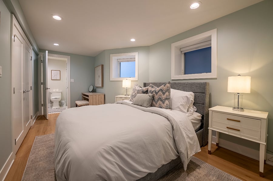 Queen bed with closet and en suite bathroom