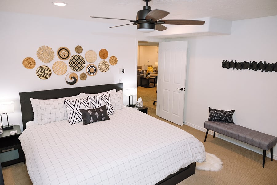 Bedroom with comfy bed and plenty of pillows