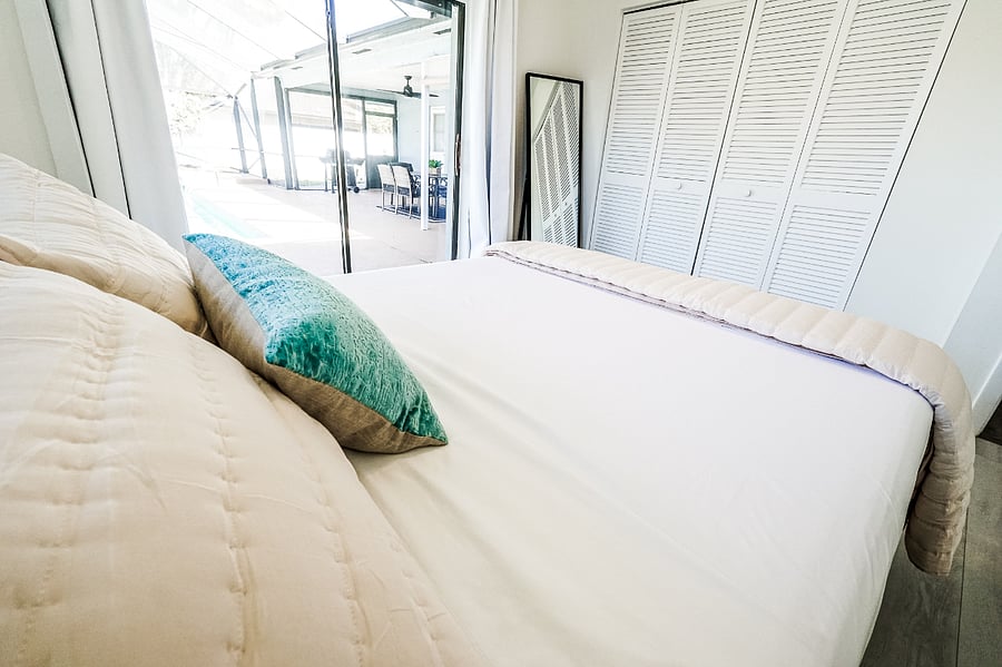 Queen bed - poolside