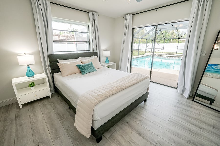 Queen bed - poolside