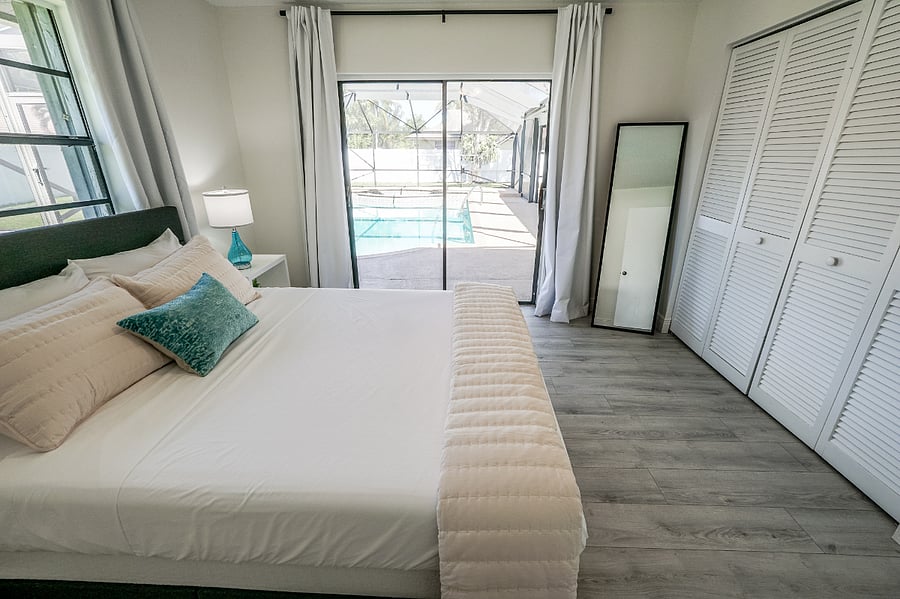 Queen bed - poolside