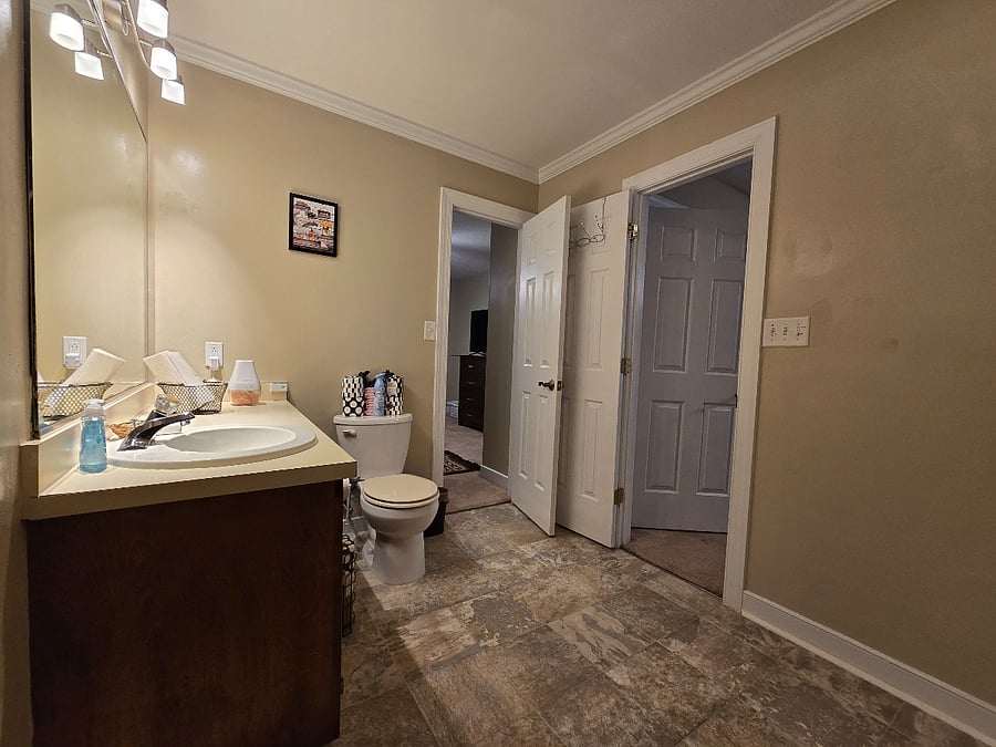 Upstairs Full bathroom