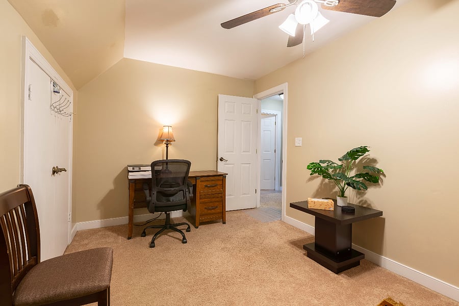 Office w futon