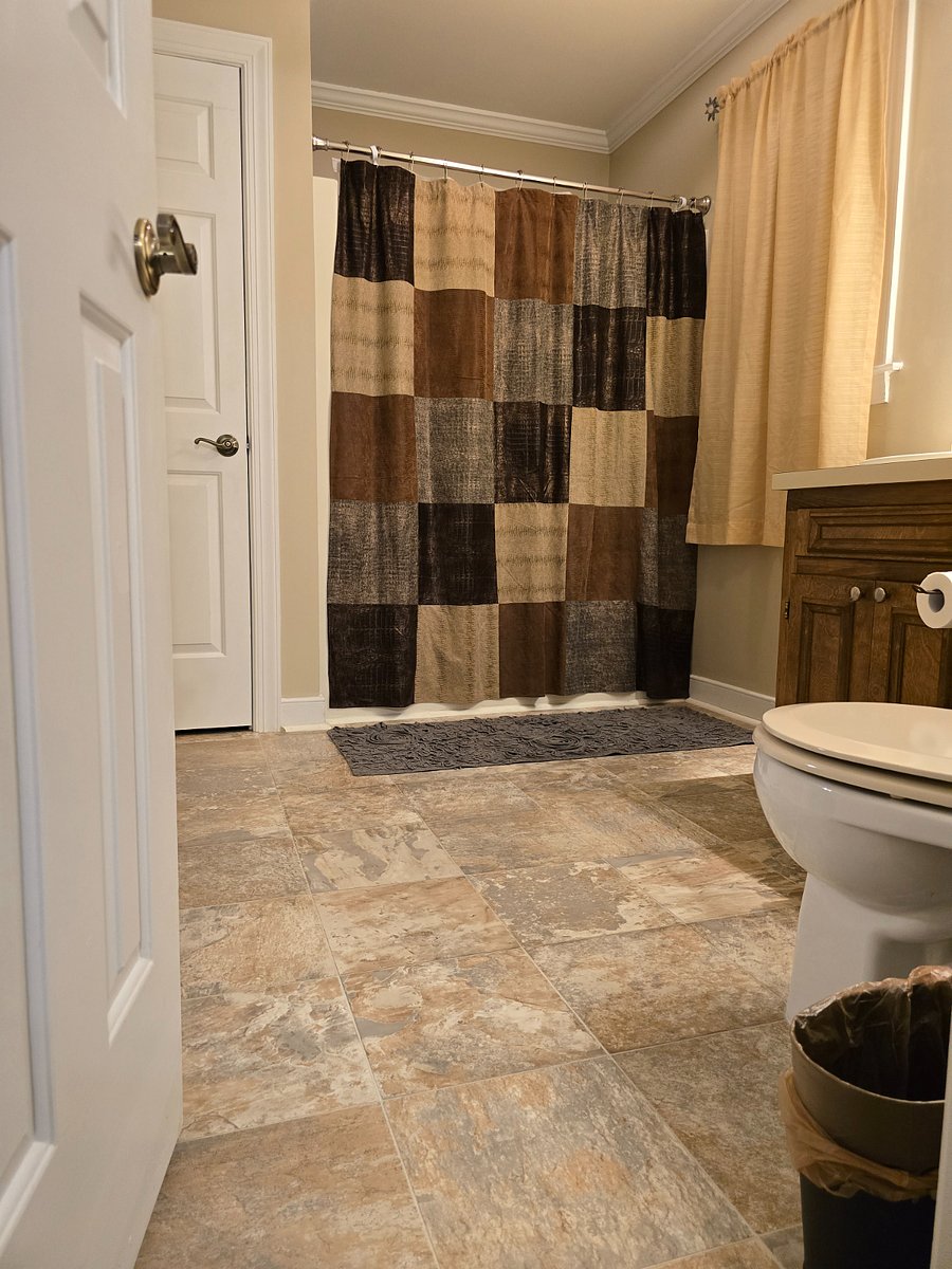 upstairs full bathroom
