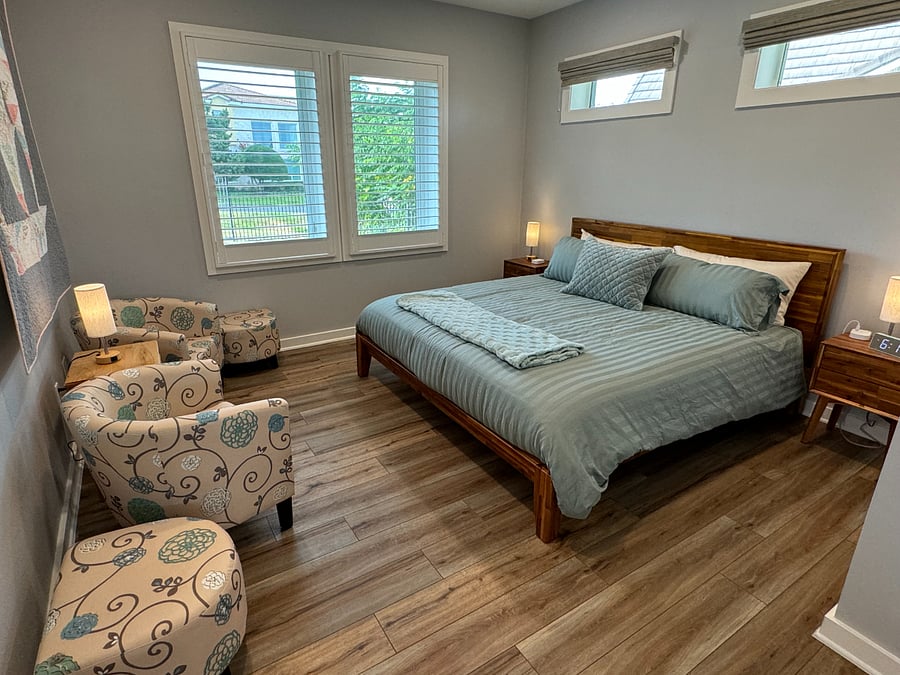 King Size Bed in Master Bedroom and sitting area