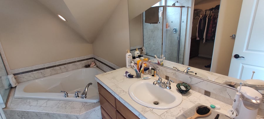 'Master bedroom' bathroom: vanity and tub