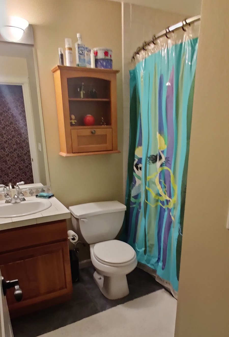 Middle floor bathroom