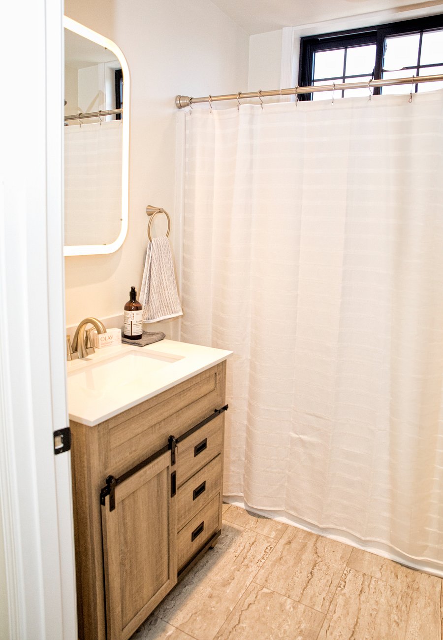 Upstairs Full Bathroom