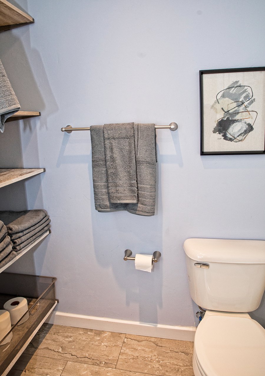 Upstairs Full Bathroom